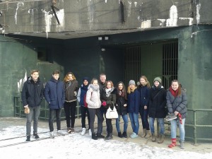 Gruppenbild vor Bunker
